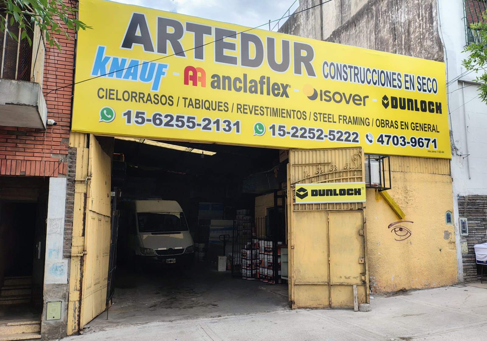 Equipo de trabajo de ARTEDUR en obra de construcción en seco